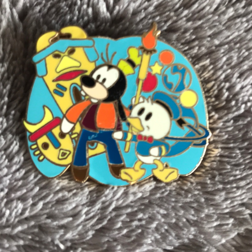 Disney- vintage pin (2007) official pin trading